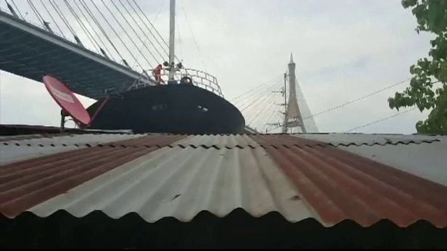 O nava scapata de sub control a parasit albia unui fluviu si a distrus cateva case, in Thailanda. Ce spune capitanul