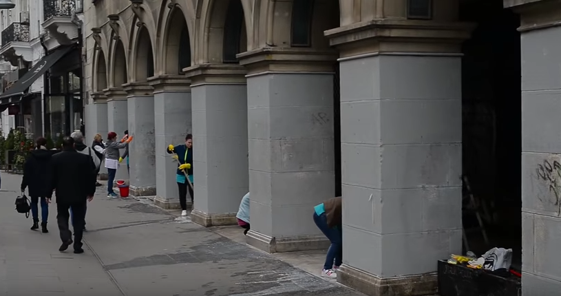 Muncitorii spala o cladire monument istoric de pe Calea Victoriei a doua zi dupa ce au vopsit-o cu gri. VIDEO