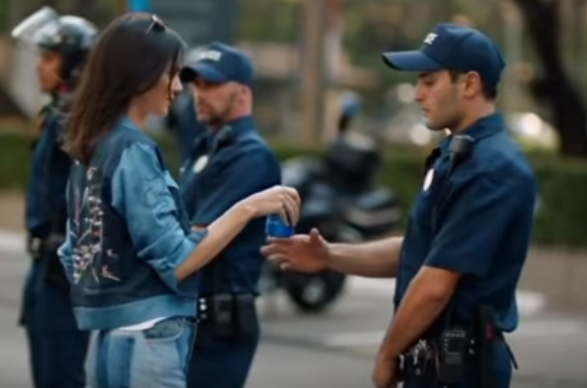 "Probabil cea mai proasta reclama din istorie." Spotul cu Kendall Jenner, retras de Pepsi in urma unui val de critici