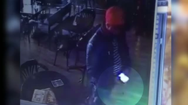 In doar cateva secunde, un individ din Arad s-a strecurat intr-o cafenea din oras si a furat un telefon mobil