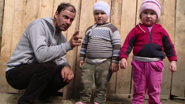 Au de crescut doua fetite blonde cu ochi albastri. Cea mai mare dorinta a doi parinti paralizati din Iasi