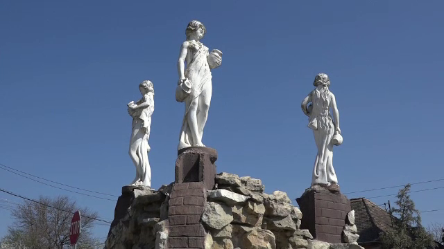 In comuna Band localnicii nu au canalizare si drumuri asfaltate, dar exista o fantana arteziana de 25.000 de lei