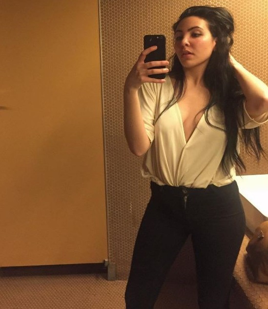 Roberta nu se teme de "Doctor" ;) Frumoasa de 22 de ani care s-a cuplat cu un superstar din sport, cu 17 ani mai in varsta decat ea