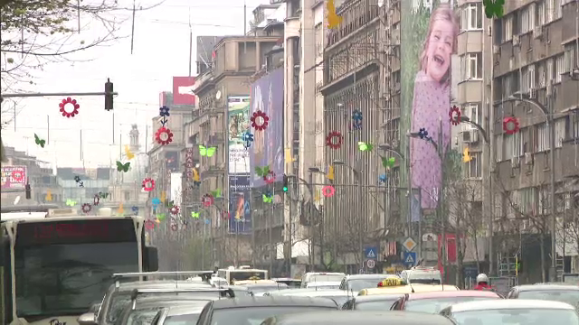 Mai multe orase din Romania s-au umplut de iepurasi si decoratiuni de Paste. "Nu sunt astea prioritatile Primariei Capitalei"