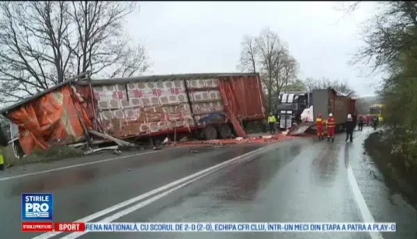Trei TIR-uri s-au ciocnit pe o sosea din Arad. Soferul vinovat a pierdut controlul intr-o curba periculoasa