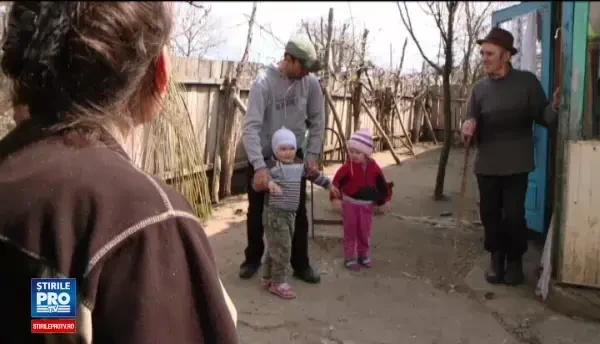 Au de crescut doua fetite blonde cu ochi albastri. Cea mai mare dorinta a doi parinti paralizati din Iasi