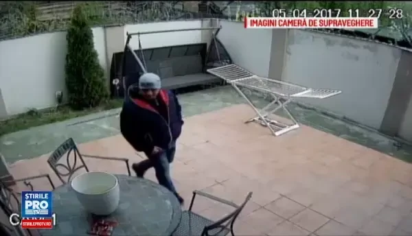 Baschetbalist din nationala, jefuit in timp ce se afla in casa din Pitesti. Hotul a fost filmat de camerele de supraveghere