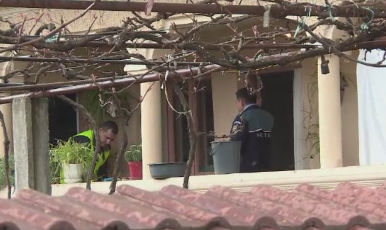 Moarte stranie in judetul Gorj. O femeie a fost gasita decedata intr-o balta de sange, pe prispa casei sale