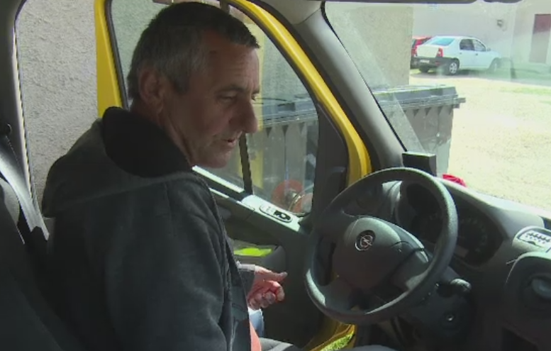 Doi elevi de clasa a V-a ar fi fost abandonati pe camp de soferul microbuzului scolar. Cum se apara barbatul