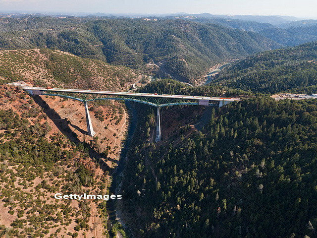 O vizitatoare din SUA a cazut de pe cel mai inalt pod din California, in timp ce isi facea un selfie. Ce masuri au fost luate