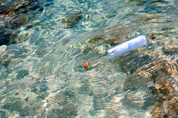 Un mesaj pus de o fetita de 10 ani in sticla a calatorit pe mare timp de 20 de ani. Ce scrisese pe bilet si cine l-a gasit