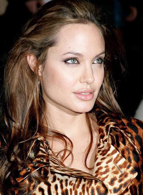 Cum arata femeia care este confundata cu Angelina Jolie. “Este minunat sa fiu comparata cu ea”