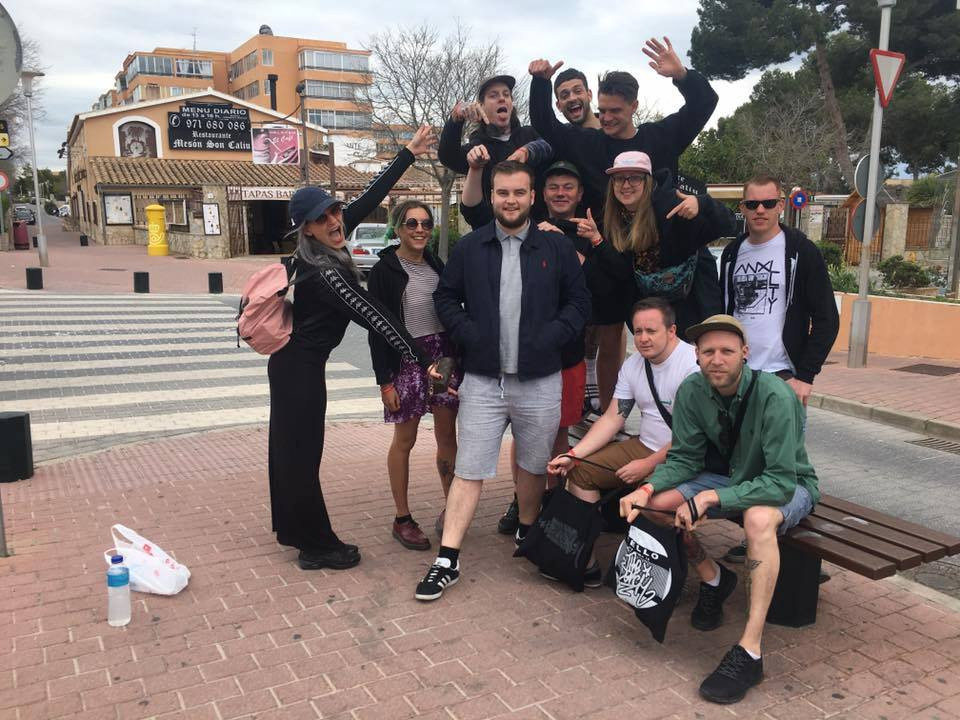 Un barbat nu a mai putut merge in vacanta cu prietenii lui. Ce solutie au gasit oamenii pentru a nu irosi banii dati deja