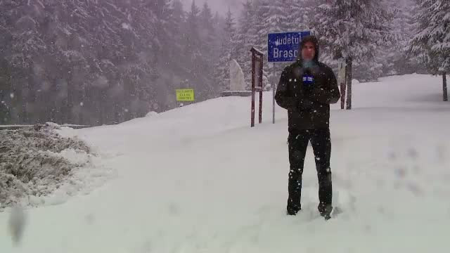 Iarna a revenit in forta la munte. Mai multe TIR-uri au derapat pe DN1 si au ajuns in sant