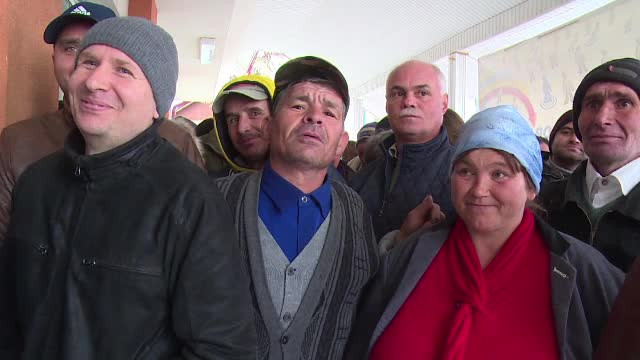 Asistatii social din Vaslui s-au prefacut ca isi cauta un loc de munca: "Nu va mai impingeti, salbaticiunilor"