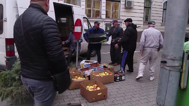 Zeci de comercianti au protestat vineri in fata Primariei Cluj. Sustin ca li se dau amenzi si li se confisca marfa