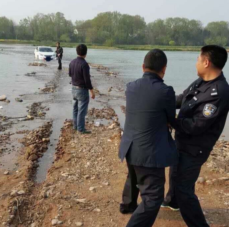 Raspunsul bizar dat de un sofer atunci cand politistii l-au intrebat cum a ajuns cu masina in rau