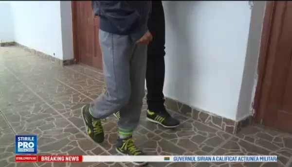 Doi elevi de clasa a V-a ar fi fost abandonati pe camp de soferul microbuzului scolar. Cum se apara barbatul