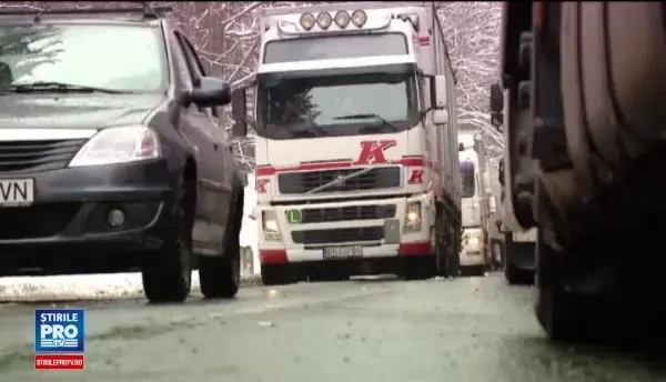 Iarna a revenit in forta la munte. Mai multe TIR-uri au derapat pe DN1 si au ajuns in sant