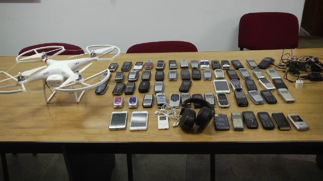 Obiectele interzise care ajung in penitenciarul din Ploiesti. Drona care transporta telefoane mobile, doborata cu matura