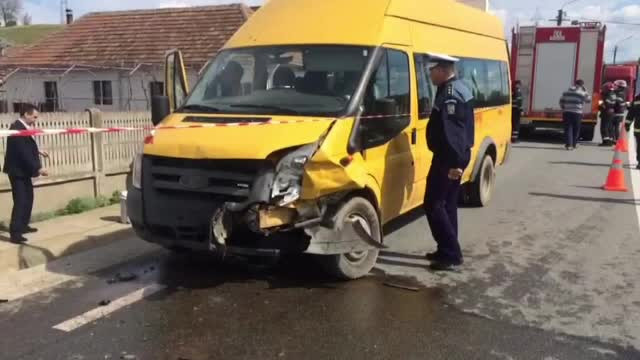 Sapte raniti, dupa ce un autoturism a lovit un microbuz in care se aflau elevi. Soferului i s-ar fi facut rau la volan
