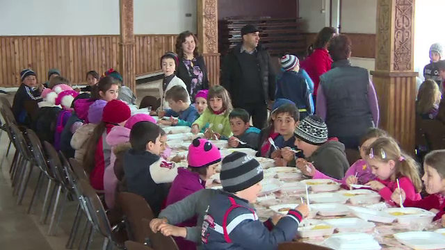 20.000 de elevi primesc deja o masa calda. Intr-o scoala din Gorj, absentele aproape ca nu mai exista
