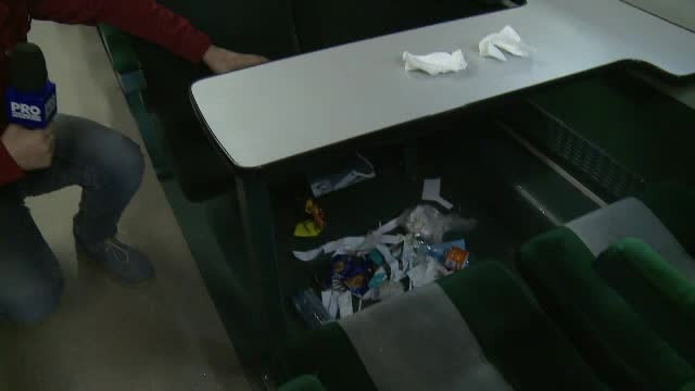 Cata mizerie lasa romanii intr-un tren, dupa un drum Timisoara - Bucuresti. CFR se asteapta la inrautatirea situatiei