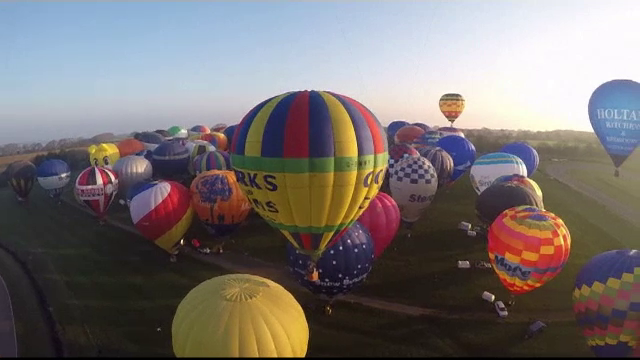 Canalul Manecii, traversat de mai multi britanci in 80 de baloane cu aer cald. Cine i-a asteptat cand au ajuns in Franta.FOTO