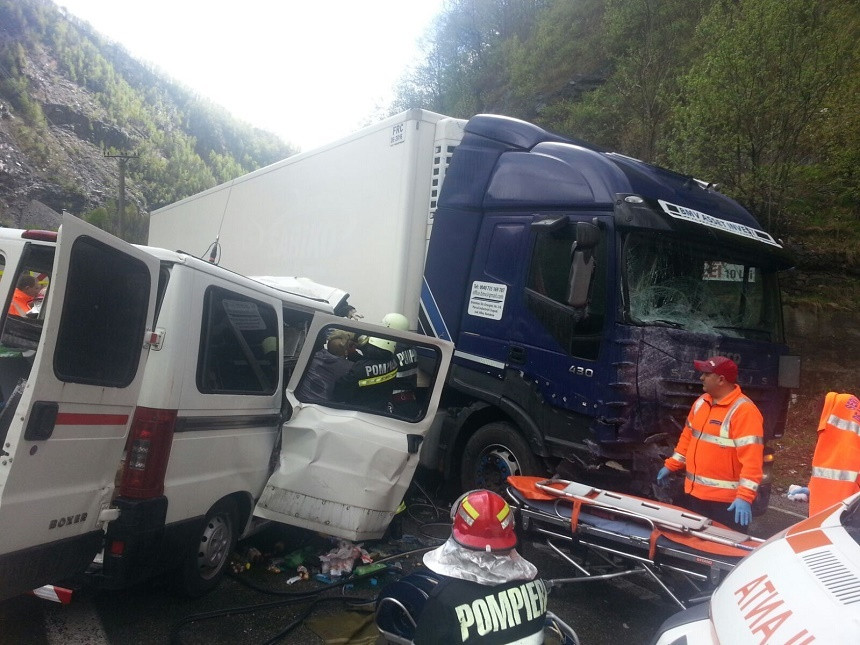 Accident grav pe Valea Oltului. O duba a intrat intr-un TIR