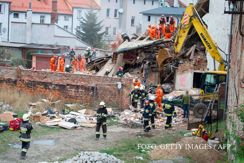 O casa cu 2 etaje s-a prabusit peste locatari, in Polonia. Cel putin trei oameni au murit. Filmare 4K cu DRONA