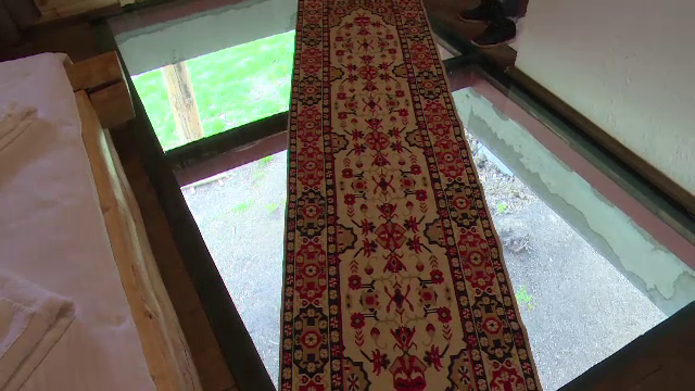 Locurile unde va puteti incalzi la o soba cu lut sau sa dormiti intr-o casa cu podea de sticla. Cat costa cazarea de Paste