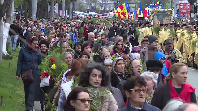 Peste 6000 de credinciosi au participat la procesiunea de Florii din Capitala. "Timpul pe care il pierdem e pentru Dumnezeu"