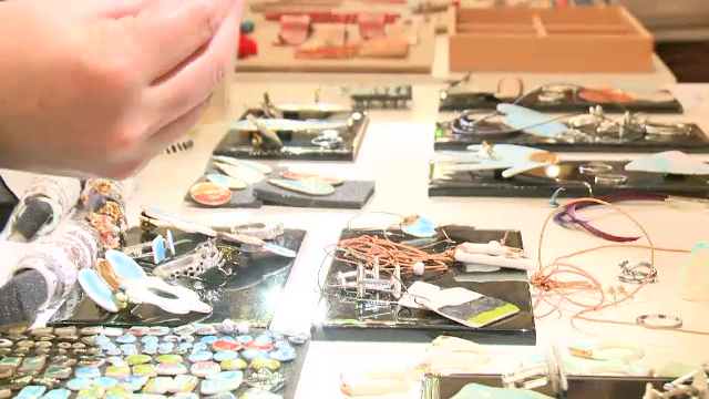 Targul de bijuterii din Capitala unde gasiti cadouri pentru Paste. Artistii au creat inele din portelan ori cu piper