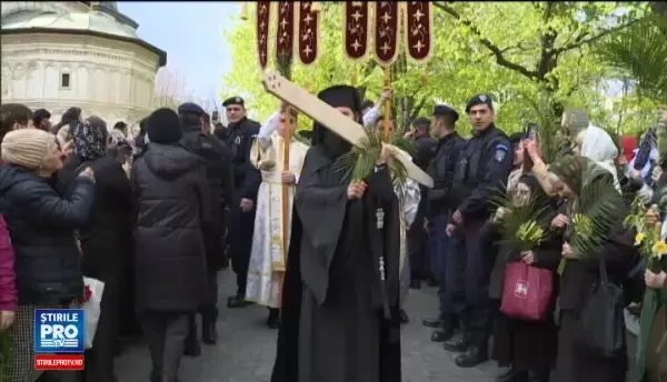 Peste 6000 de credinciosi au participat la procesiunea de Florii din Capitala. Timpul pe care il pierdem e pentru Dumnezeu