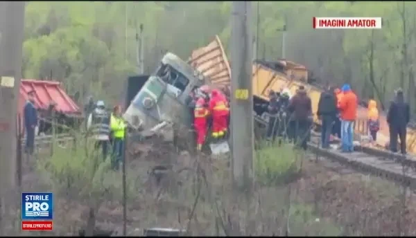 Un tren a deraiat in Hunedoara si a cazut intr-o rapa de 10 metri. Doua persoane au murit pe loc in accident