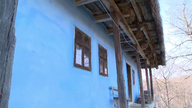 Case maramuresene vechi, mutate pentru a fi transformate in pensiuni. Cat au investit in afacere doi soti din satul Surdesti