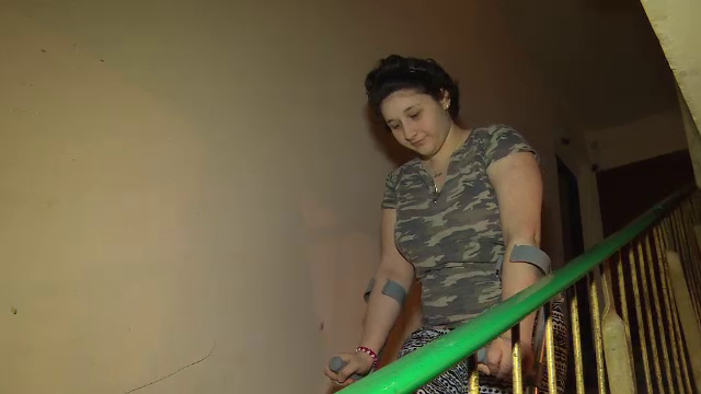 Unei fete cu cancer osos din Prahova i-a fost refuzat de doua ori tratamenul in strainatate. Aici i-ar amputa piciorul