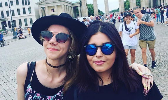 O adolescenta britanica nu si-a mai taiat unghiile de trei ani. Metoda bizara prin care tasteaza pe telefonul mobil