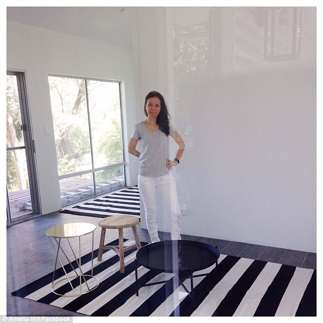 Isi petrece toata ziua intr-o camera izolata si doarme doar pe podeaua din baie. Care este boala de care sufera femeia