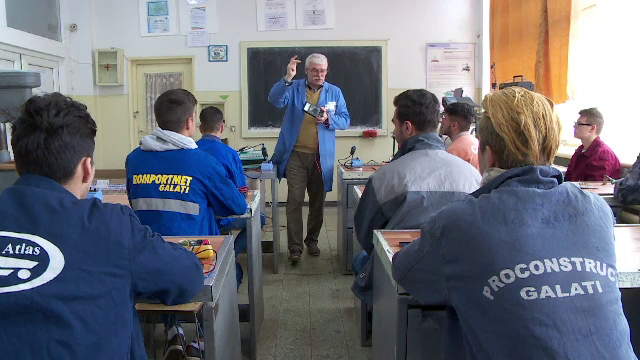Scolile profesionale devin mai accesibile pentru tinerii fara posibilitati. Unii absolventi au salarii si de 1.000 de euro
