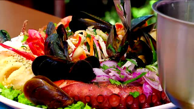 Lectii de la greci despre cum trebuie consumat pestele. Ce nota a platit un grup de romani care a comandat 8 kilograme