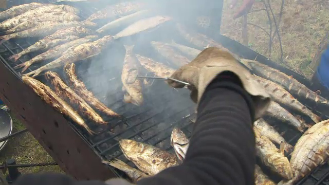 La festivalul Scrumbiei de pe faleza Dunarii oamenii au mancat peste pe jar si bors traditional. "Secretul e leusteanul"