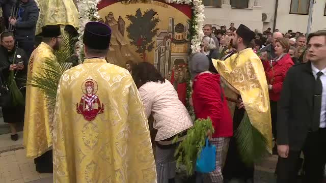 Bisericile din tara, neincapatoare de sarbatoarea Floriilor. Credincios: "Salcia, sfintita fiind, ajuta pentru sanatate"