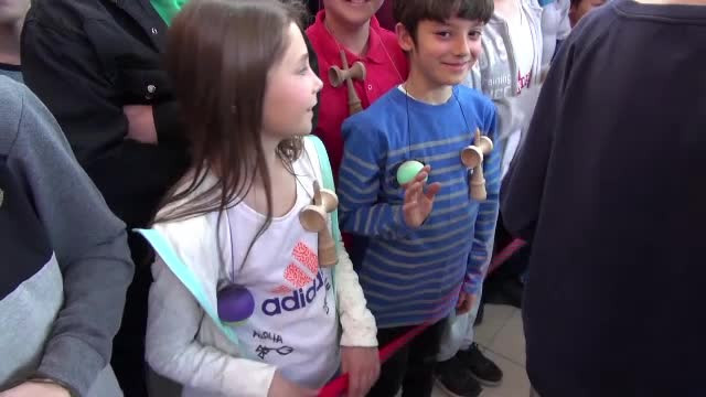 Kendama, fenomenul global care i-a captivat pe tineri. Cat costa astfel de jucarii