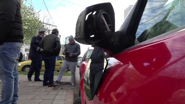 12 masini, vandalizate intr-o singura noapte de un barbat care purta o gluga. Politia are imagini cu faptasul