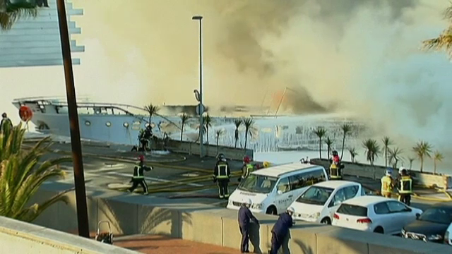 Mai multe iahturi au fost facute scrum din cauza unui incendiu izbucnit intr-un port din Barcelona. 21 de persoane, evacuate
