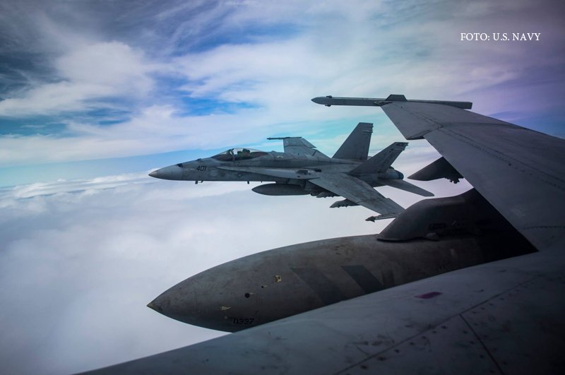 avioane F/A-18 Hornet de pe portavionul USS Vinson