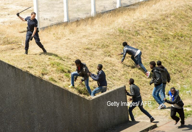 Un refugiat ar fi violat o tanara de 23 de ani si l-a fortat pe iubitul ei sa ii priveasca. Unde s-a produs incidentul