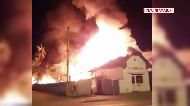 Acoperisul unui magazin de piese auto din Targu-Mures a ars complet in urma unui incendiu. In apropiere se afla o benzinarie