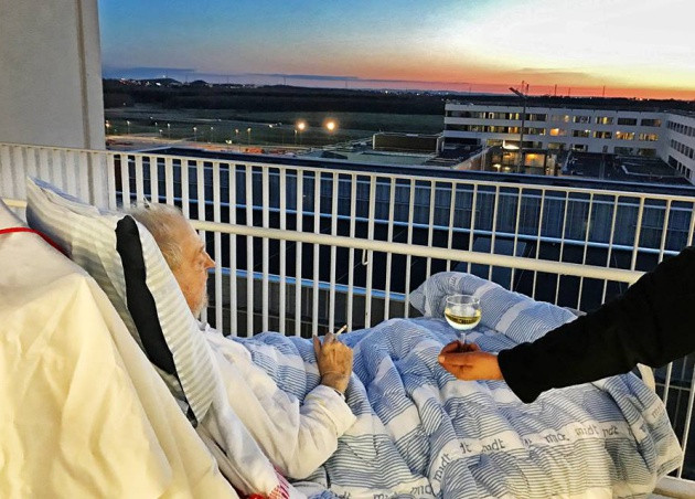 O tigara si un pahar de vin. Un spital i-a indeplinit ultima dorinta a unui pacient, cu cateva ore inainte de a muri. FOTO